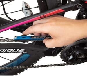 how to tighten a chain on a bike