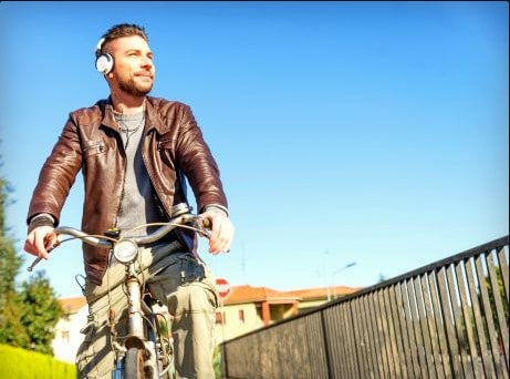 Should you cycle with headphones